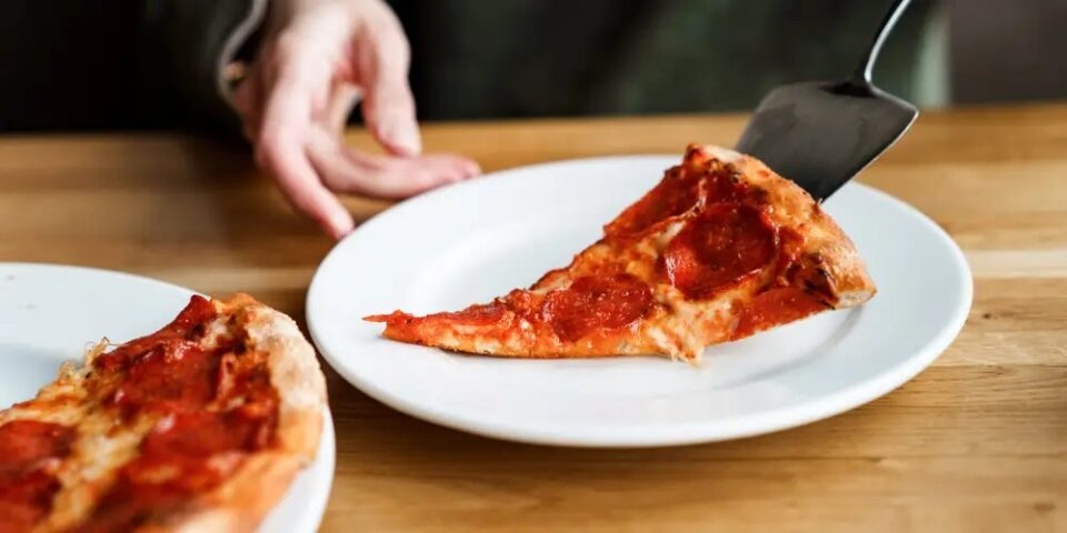 Πώς να Ξαναζεστάνετε Κρύα Πίτσα στο Air Fryer για Τραγανή Γεύση