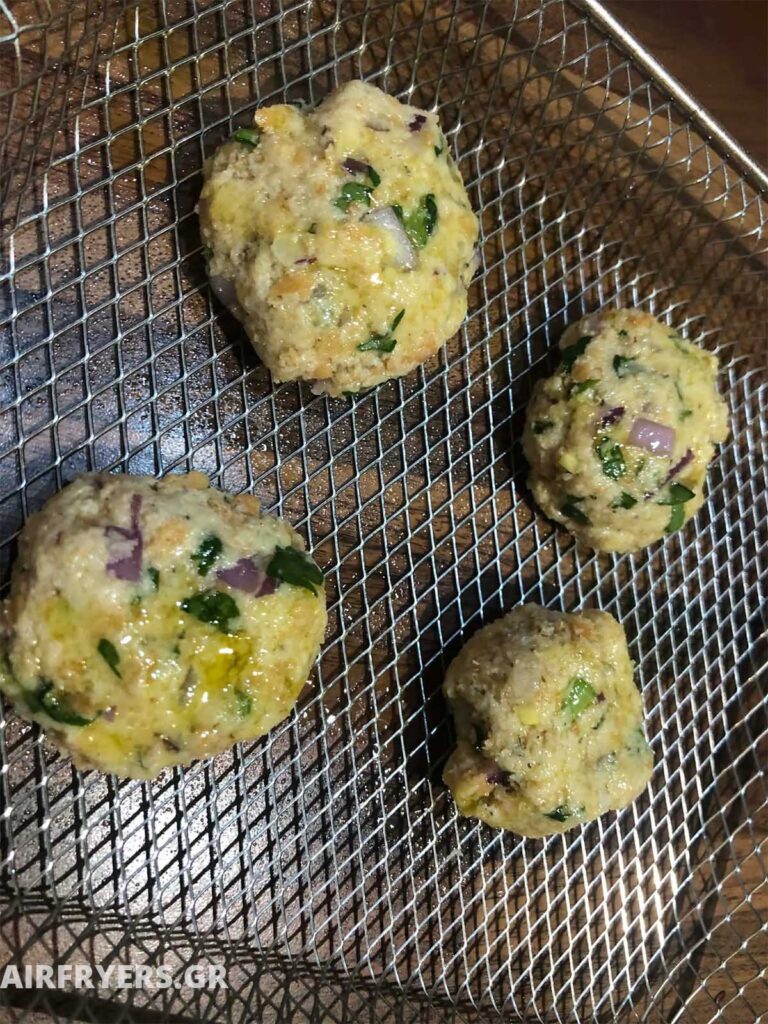 Οι ταραμοκεφτέδες έτοιμοι να μπουν στο air fryer