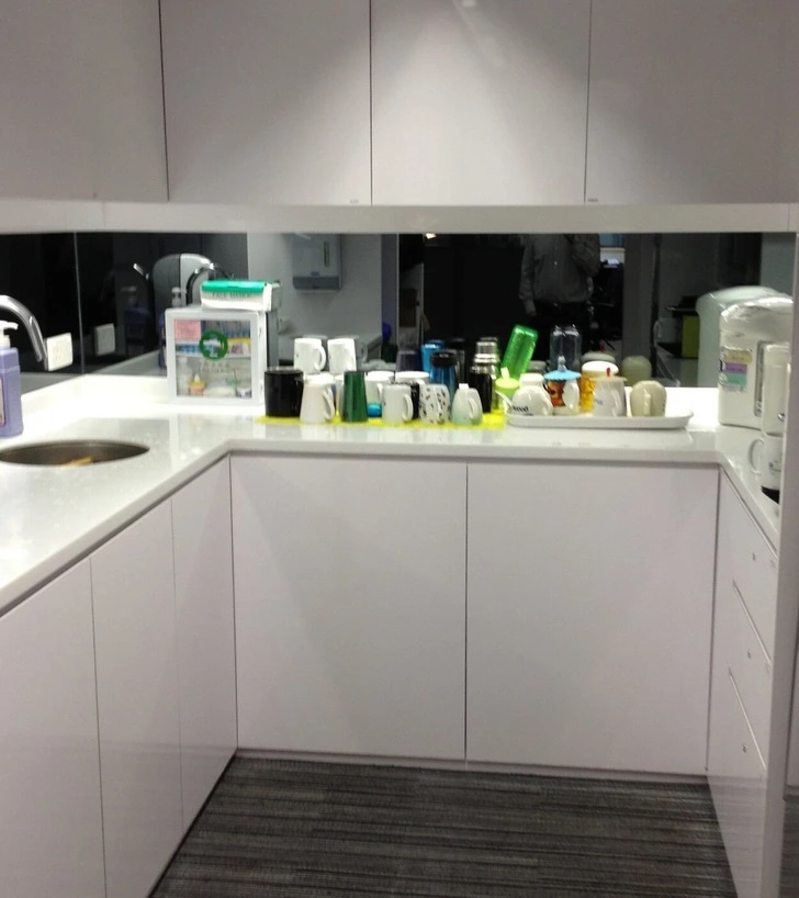 Κάνε την κουζίνα σου να φαίνεται πιο μεγάλη και ευρύχωρη: 9+1 συμβουλές που θα σε σώσουν