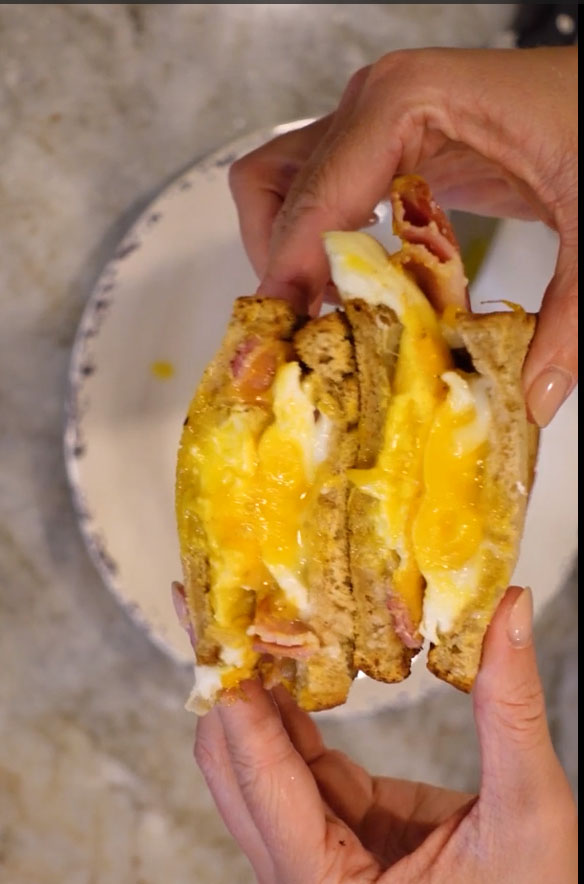 Πρωινό στο Air Fryer με συγό και μπέικον